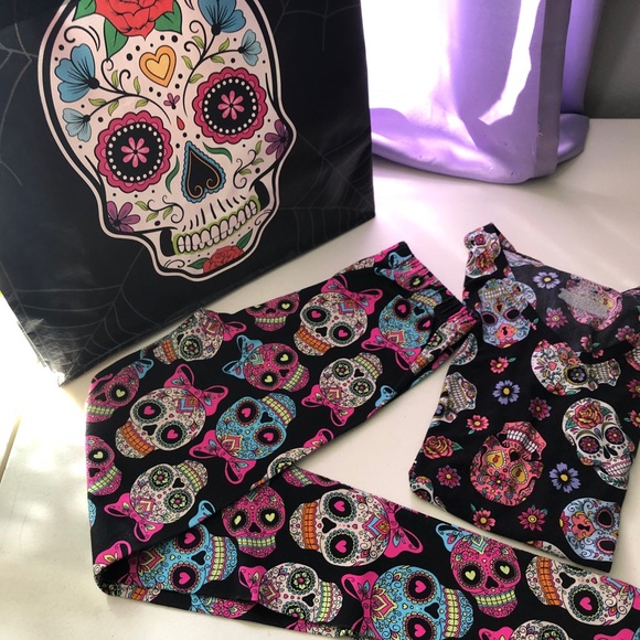 Skull design woman’s size small petite bundle set of 4. - Picture 2 of 11